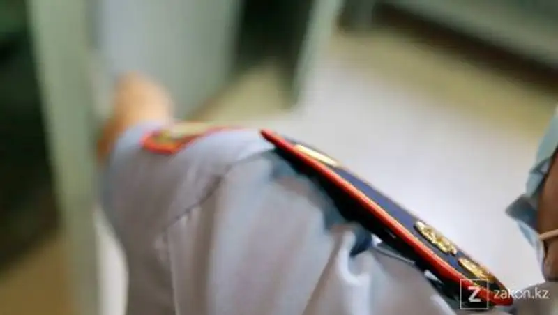 Пьяный мужчина оскорблял полицейского в аэропорту Алматы