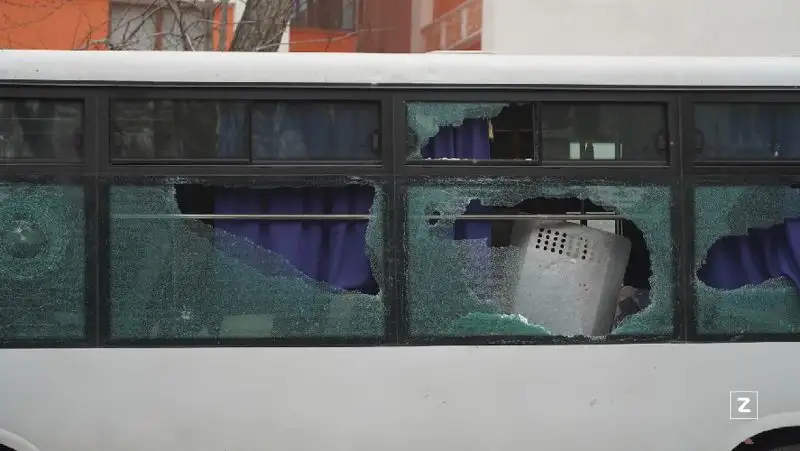 автобус, разбитые стекла , фото - Новости Zakon.kz от 05.01.2022 14:32