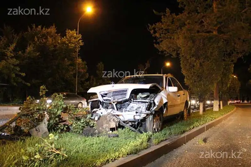 В результате ДТП на проспекте Аль-Фараби в Алматы разделительное ограждение воткнулось в Мерседес (фото), фото - Новости Zakon.kz от 05.06.2013 15:54