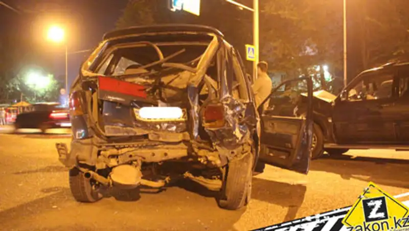 Два внедорожника в Алматы "отфутболили" легковушку
