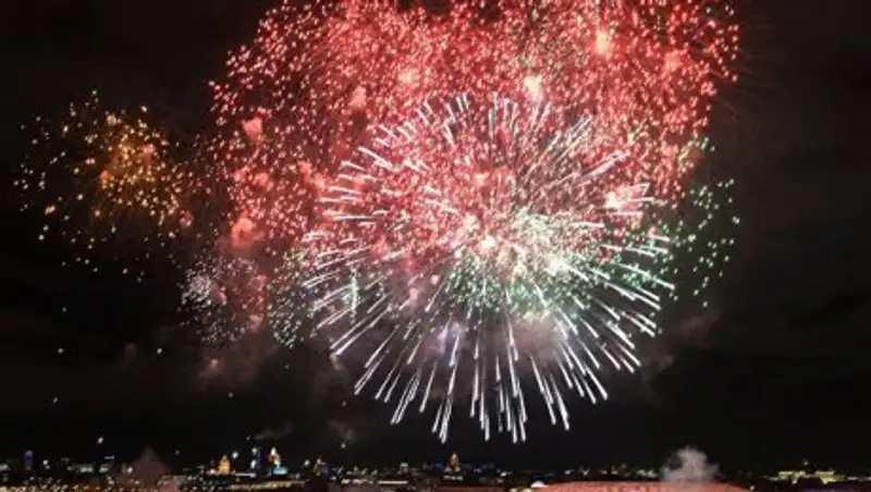 В Москве большой салют завершил празднование Дня Победы