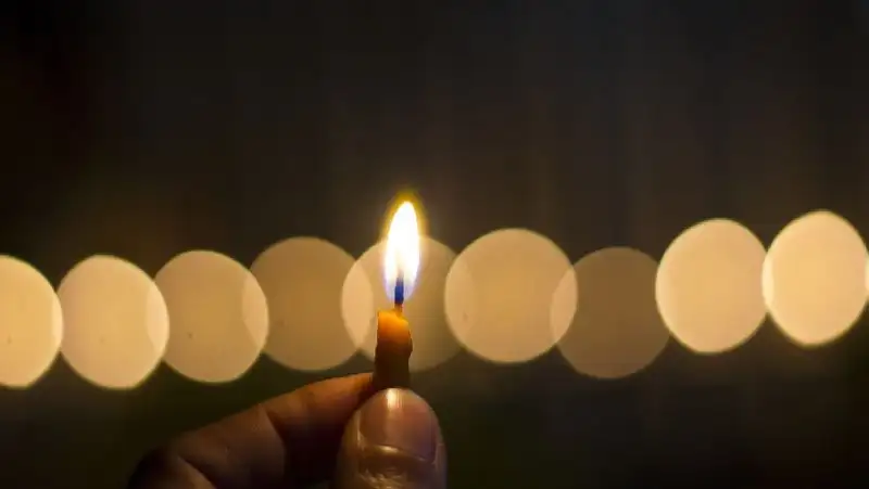 Жители Уральска из-за снегопада второй день живут без света