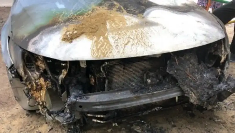 Во дворе жилого дома в Костанае подожгли автомобиль