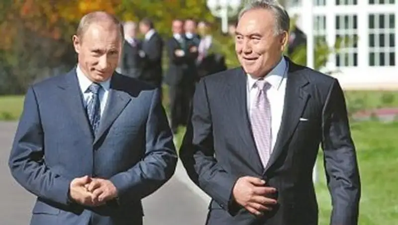 Н.Назарбаев и В.Путин в Атырау осмотрели выставку «Инновации в углеводородной сфере»