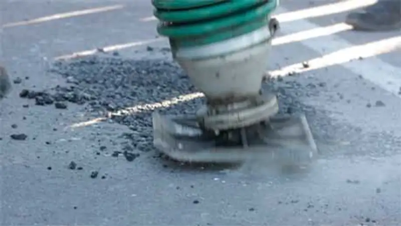 В трех городах Актюбинской области начался ямочный ремонт дорог