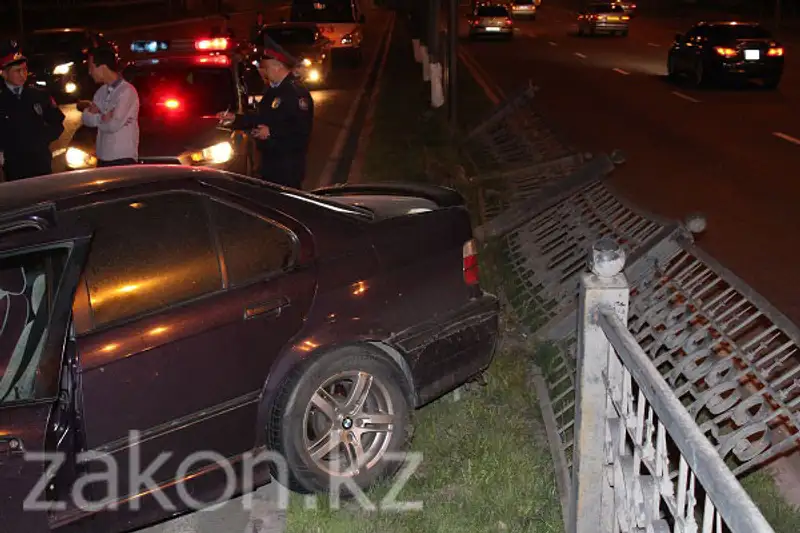 В Алматы водитель БМВ снес несколько метров разделительного ограждения на проспекте Аль-Фараби (фото), фото - Новости Zakon.kz от 15.04.2013 15:21
