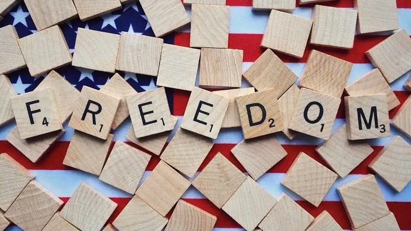 Молодые люди чаще сомневаются в достоинствах демократии – опрос фонда Сороса