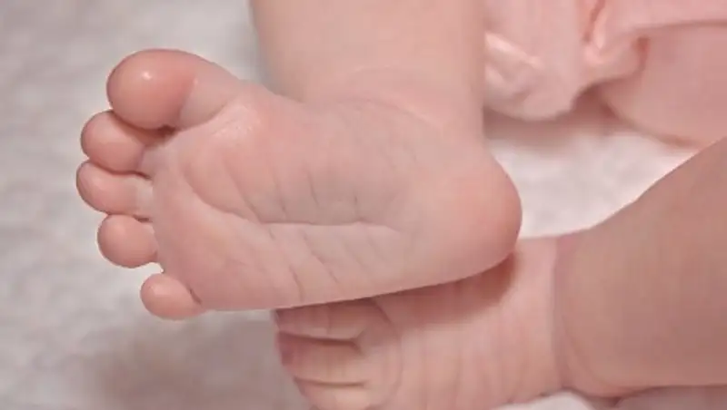 Мать пеленала младенца и переломала ему ноги