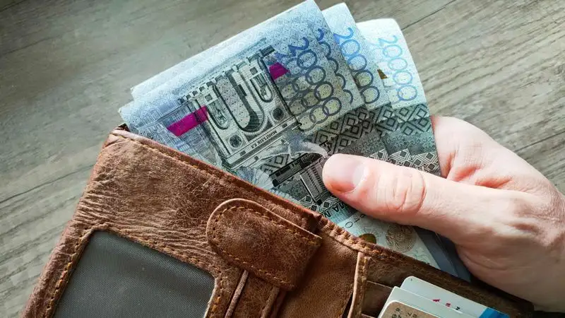 Персонал крупного вуза Тараза возмутился сокращением зарплаты на 50%