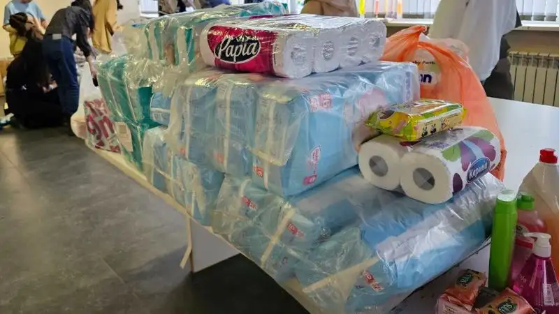 Не могли остаться в стороне: Алматинцы собирают гуманитарную помощь народу Турции, фото - Новости Zakon.kz от 10.02.2023 16:02