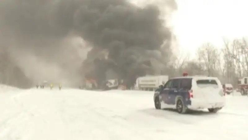 Из-за гололеда на трассе в США столкнулись около 150 автомобилей