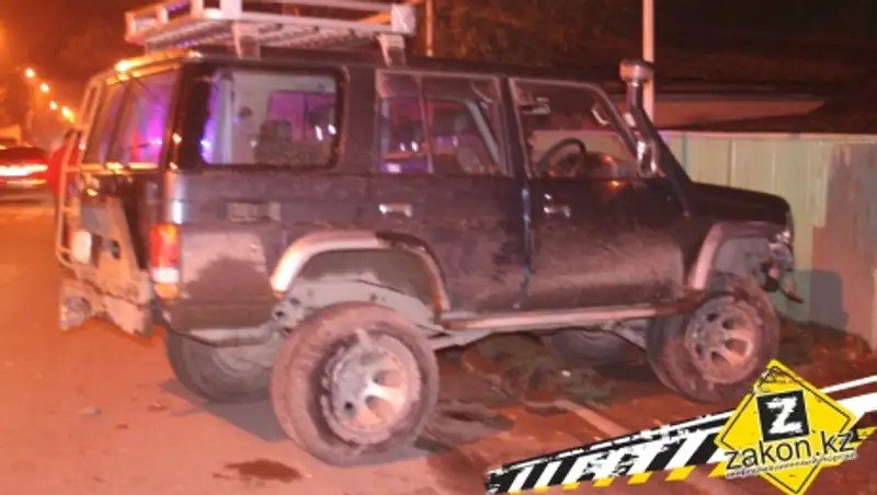 В Алматы лихой водитель Prado протаранил несколько машин, стоявших в пробке