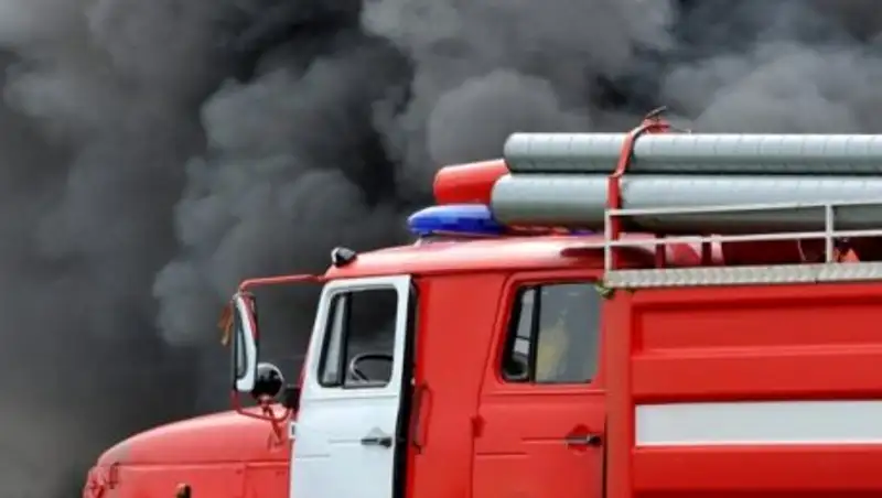 В Алматы горел частный дом и хозпостройки