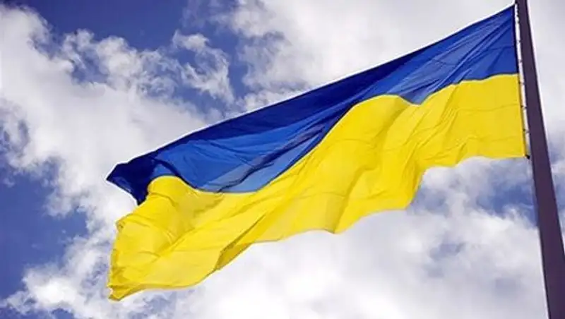 Неизвестные повесили на московскую высотку украинский флаг