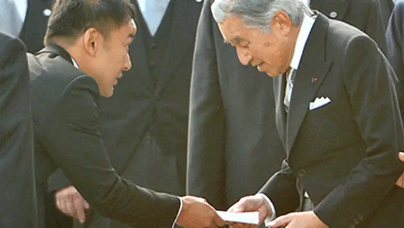 Потревожившему императора японскому депутату прислали конверт с ножом