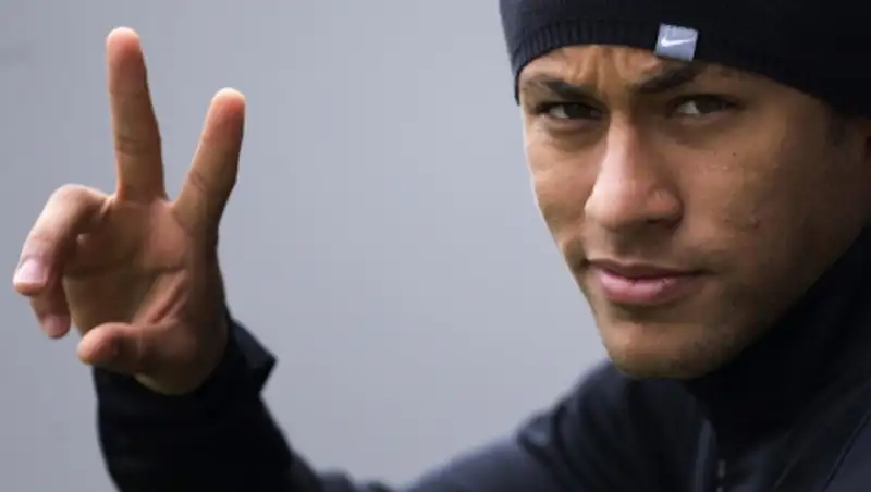 Суд арестовал яхту и самолет футболиста "Барселоны" Неймара