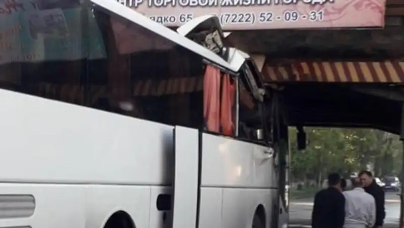 Не рассчитал высоту. Автобус застрял под мостом в Семее