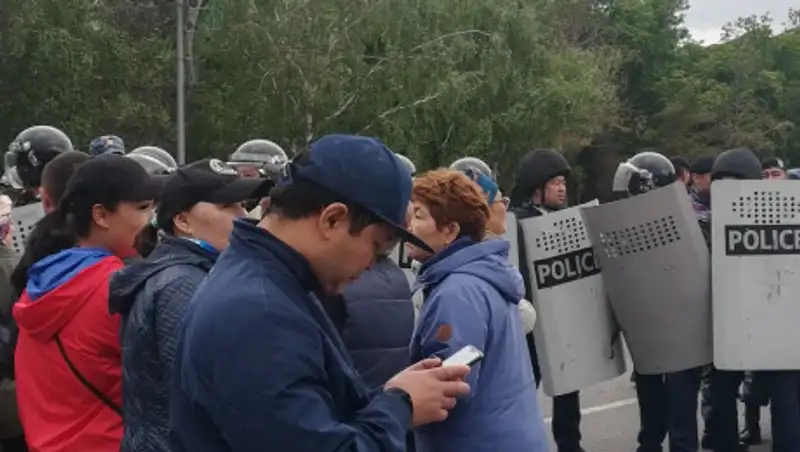 Около сотни человек задержали на митингах в Алматы и Нур-Султане