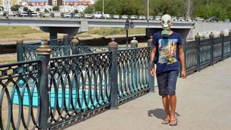 Жители Атырау жалуются на невыносимое зловоние