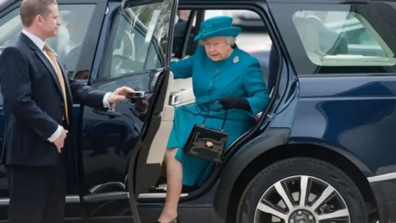 Жители Великобритании осудили королеву Елизавету II за непристёгнутые ремни