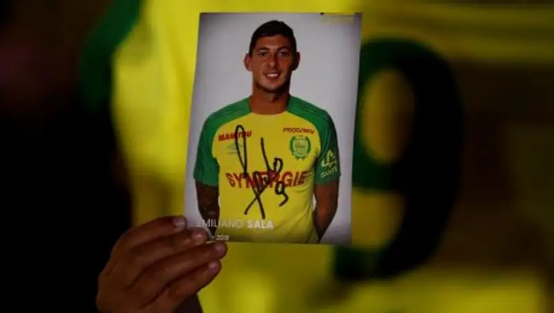 Спасатели извлекли тело из обломков самолета, на котором летел футболист Сала