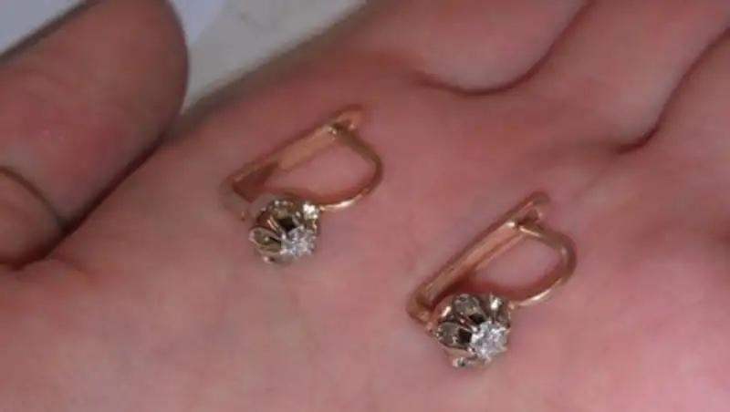 В Кызылорде мошенница снимала золото со школьниц