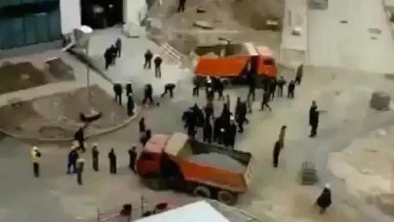 Драку между охранниками и рабочими возле Назарбаев Университета расследует полиция