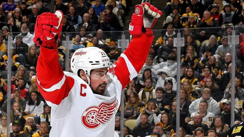 Невероятный камбэк совершили хоккеисты "Детройта" в матче НХЛ