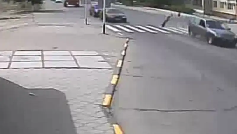 В Актау начался суд над водителем, сбившим двух детей на пешеходном переходе