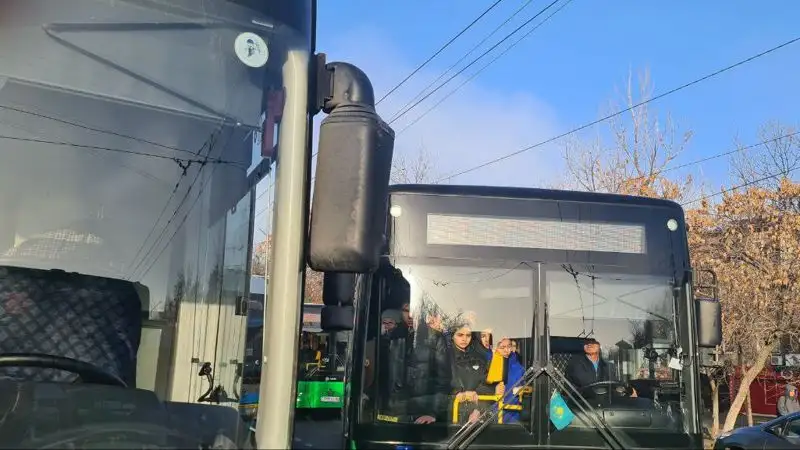 Коллапс в Алматы: два автобуса столкнулись на выделенке, фото - Новости Zakon.kz от 28.02.2023 09:08