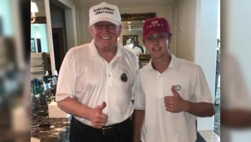 Подросток сделал "туалетное селфи" с Трампом в гольф-клубе