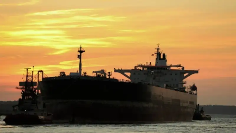 Утечка нефти произошла с танкера в Токийском заливе