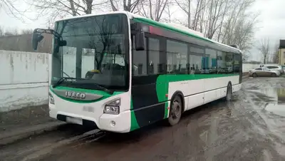 Беременная женщина выпала из автобуса, фото - Новости Zakon.kz от 10.04.2022 14:55