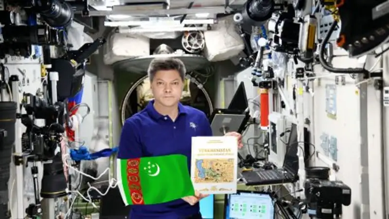 ИноСМИ иронизируют над космонавтом МКС с флагом Туркменистана и книгой Бердымухамедова