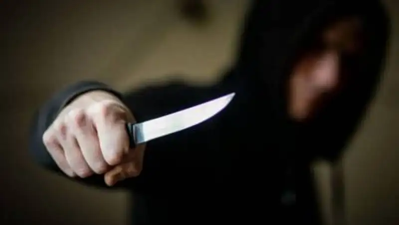 В ВКО мужчину ранили в подъезде. Начато расследование