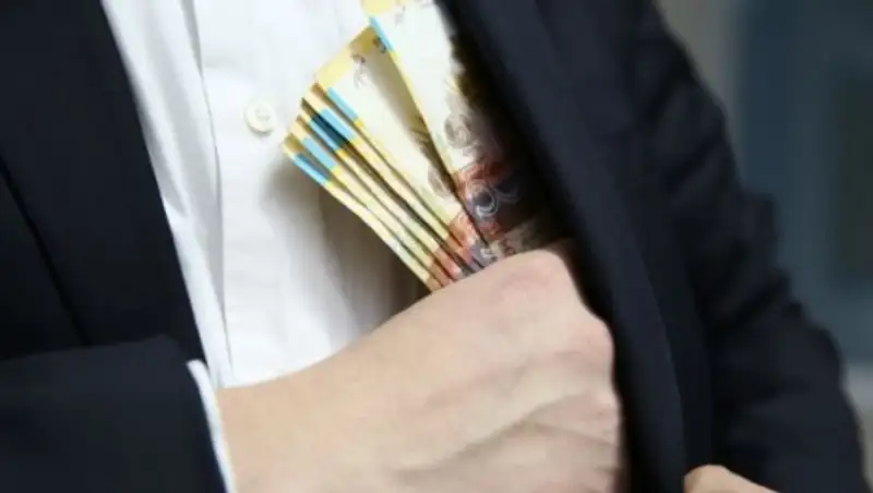 В Астане осудили мошенника, обещавшего купить знакомой деревню во Франции