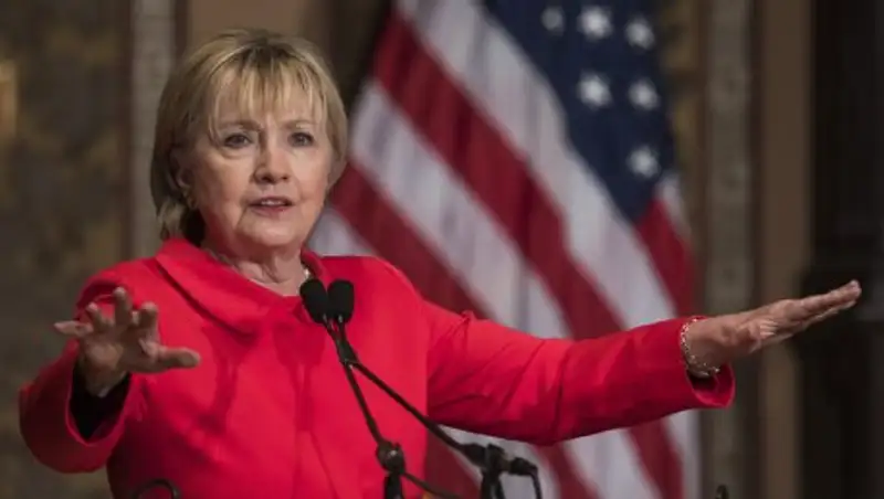 Клинтон обвинила РФ, WikiLeaks и главу ФБР в своем поражении на выборах