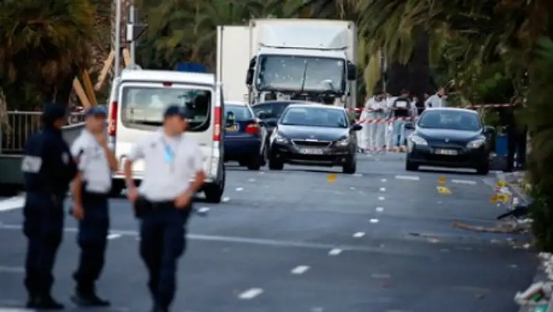 Французская полиция задержала трех подозреваемых по делу о теракте в Ницце