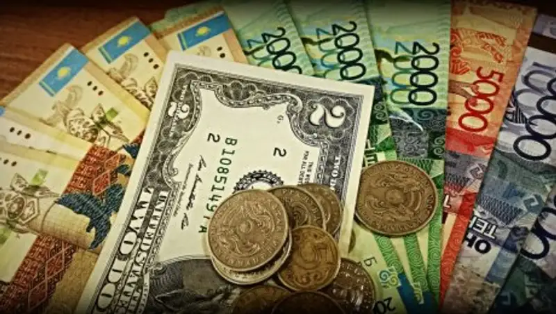 Курс доллара немного снизился на утренних торгах