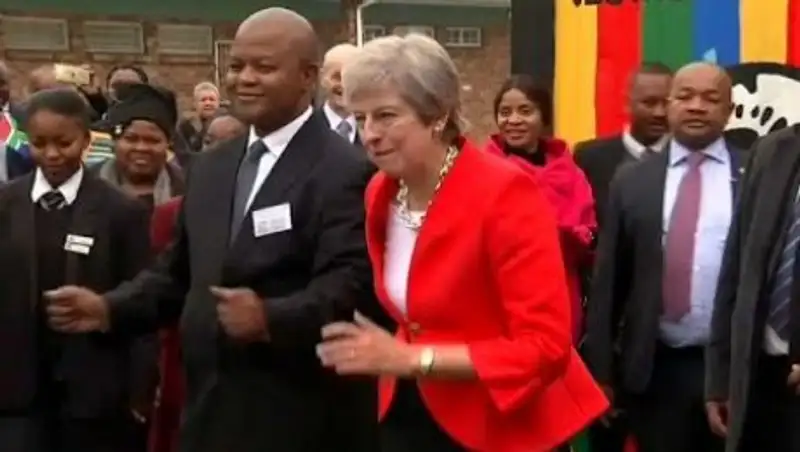 Тереза Мэй удивила странными танцами в Африке