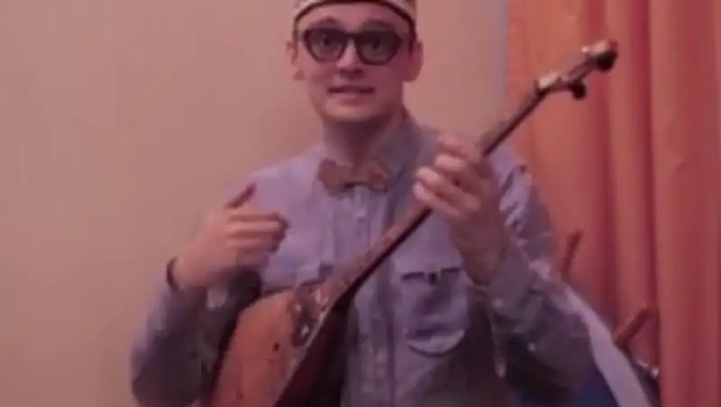 Алматинский домбрист спел песню про кумыс