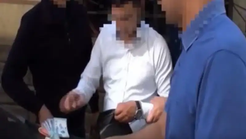 Капитана полиции Шымкента подозревают в вымогательстве