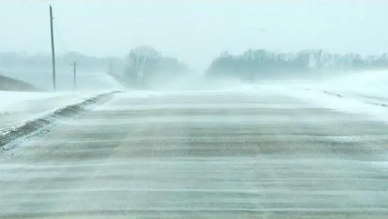 Из-за метели ограничено движение на дорогах в двух областях