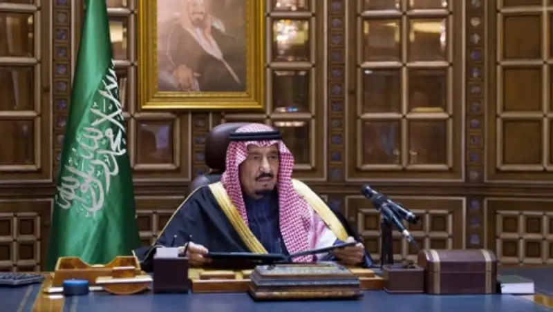 Новый саудовский король решил выплатить госслужащим сразу две зарплаты