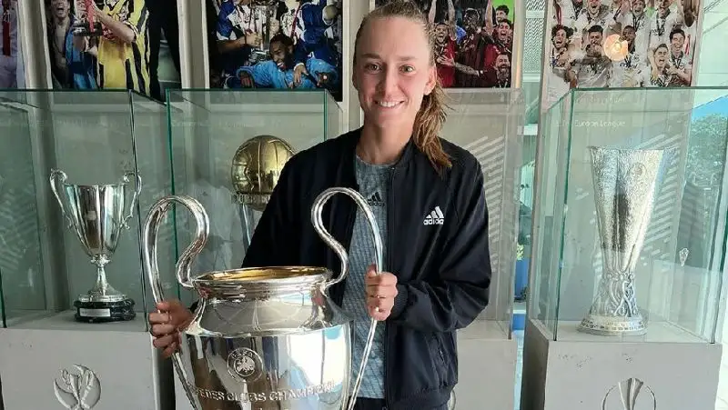 Елена Рыбакина перед американским туром посетила штаб-квартиру УЕФА