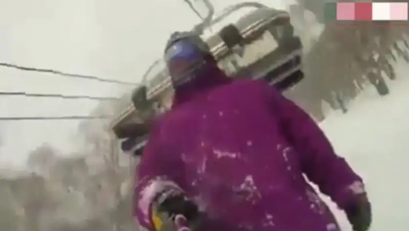 Увлекшегося селфи-палкой сноубордиста сбил подъемник