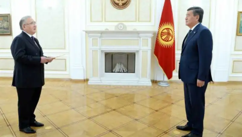 Посол Казахстана вручил верительные грамоты президенту Кыргызстана