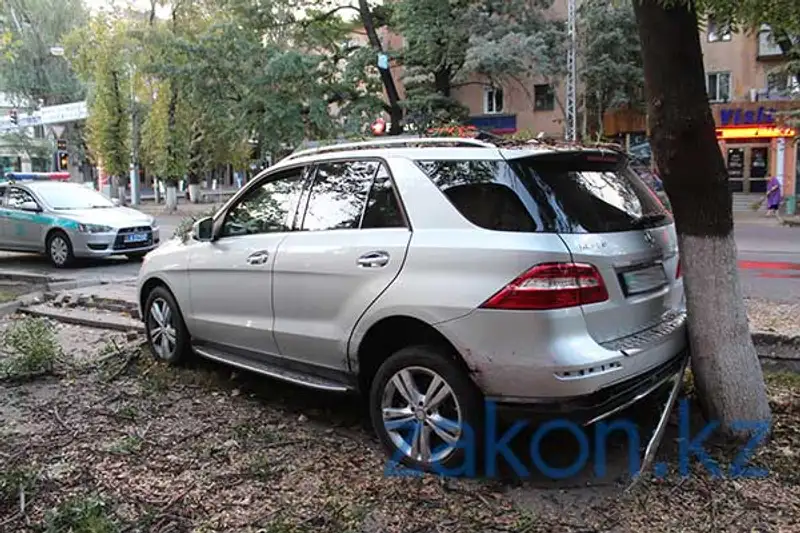 Тойота, водитель которой уснул за рулем, врезалась в Мерседес, купленный 3 дня назад (фото), фото - Новости Zakon.kz от 19.09.2013 18:44