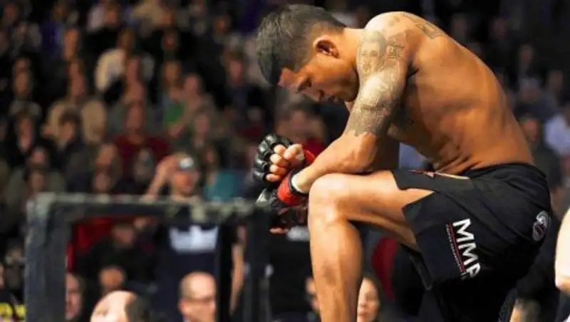 Перед боем за отобранный у Конора Макгрегора пояс разгорелся скандал