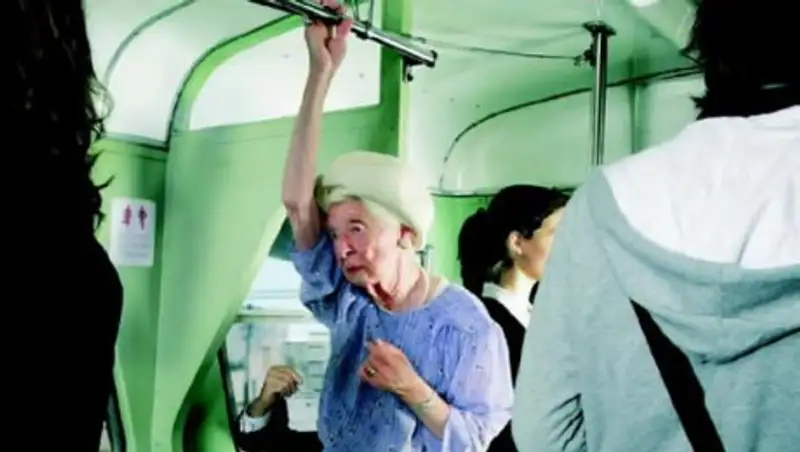 Ученые призвали не уступать пожилым людям место в транспорте